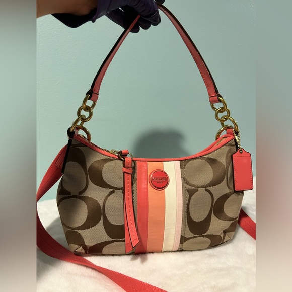 COACH Pouchette and Sling bag in great condition. Authentic pre-owned - Picture 10 of 10